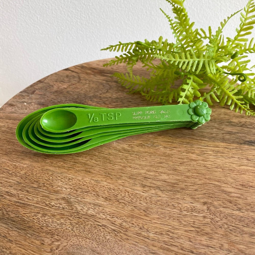 Vintage Green Flower Power Daisy Measuring Spoons